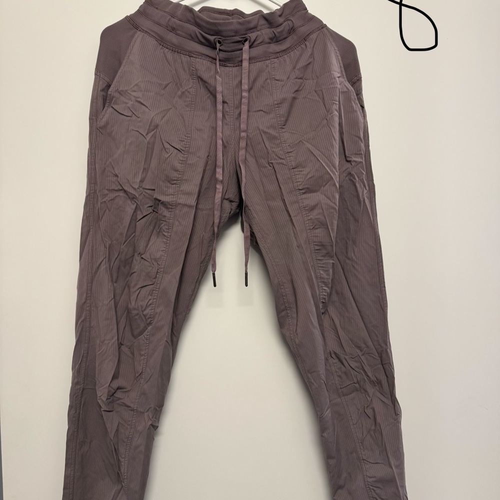 lululemon athletica Women's Cropped Pants - Mauve